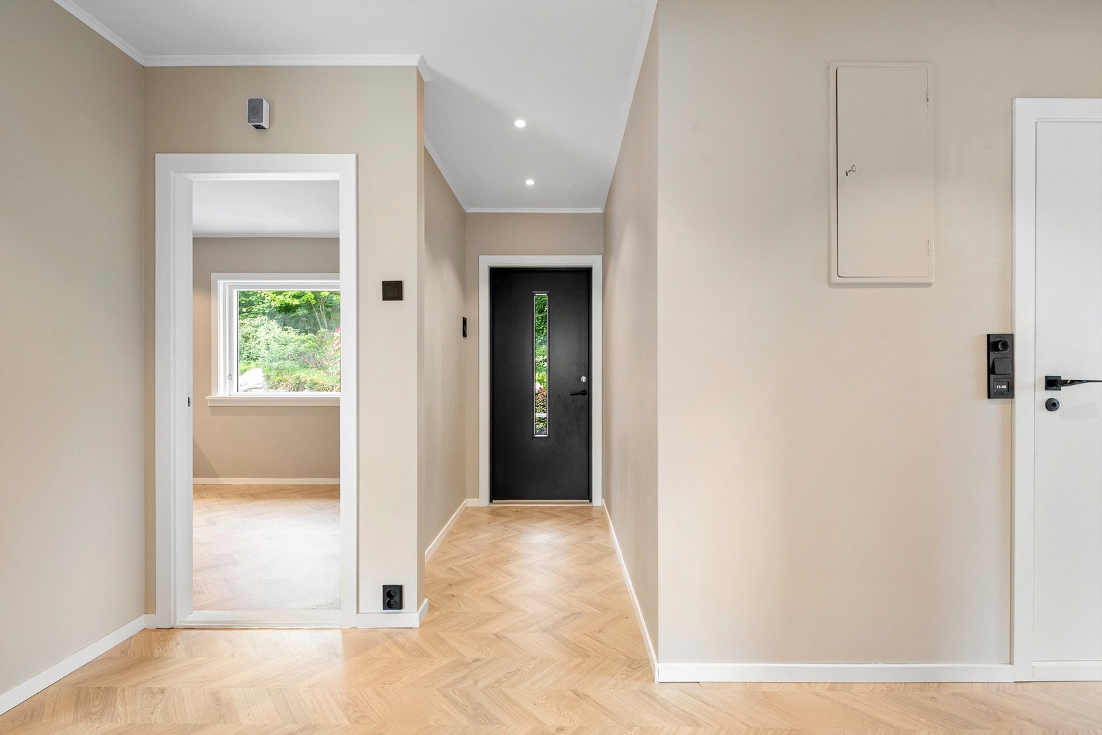 Entréen i første etasje har ny ytterdør fra 2026 og downlights i himling. Galleribilde