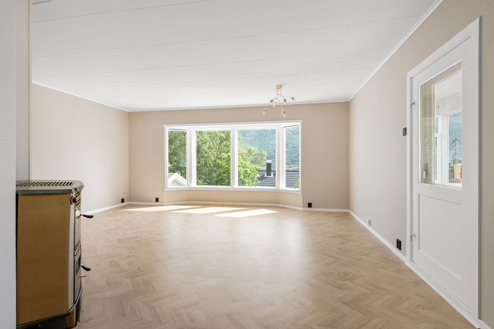 Stuen er romslig med plass til både sofagruppe og spisebord. Galleribilde
