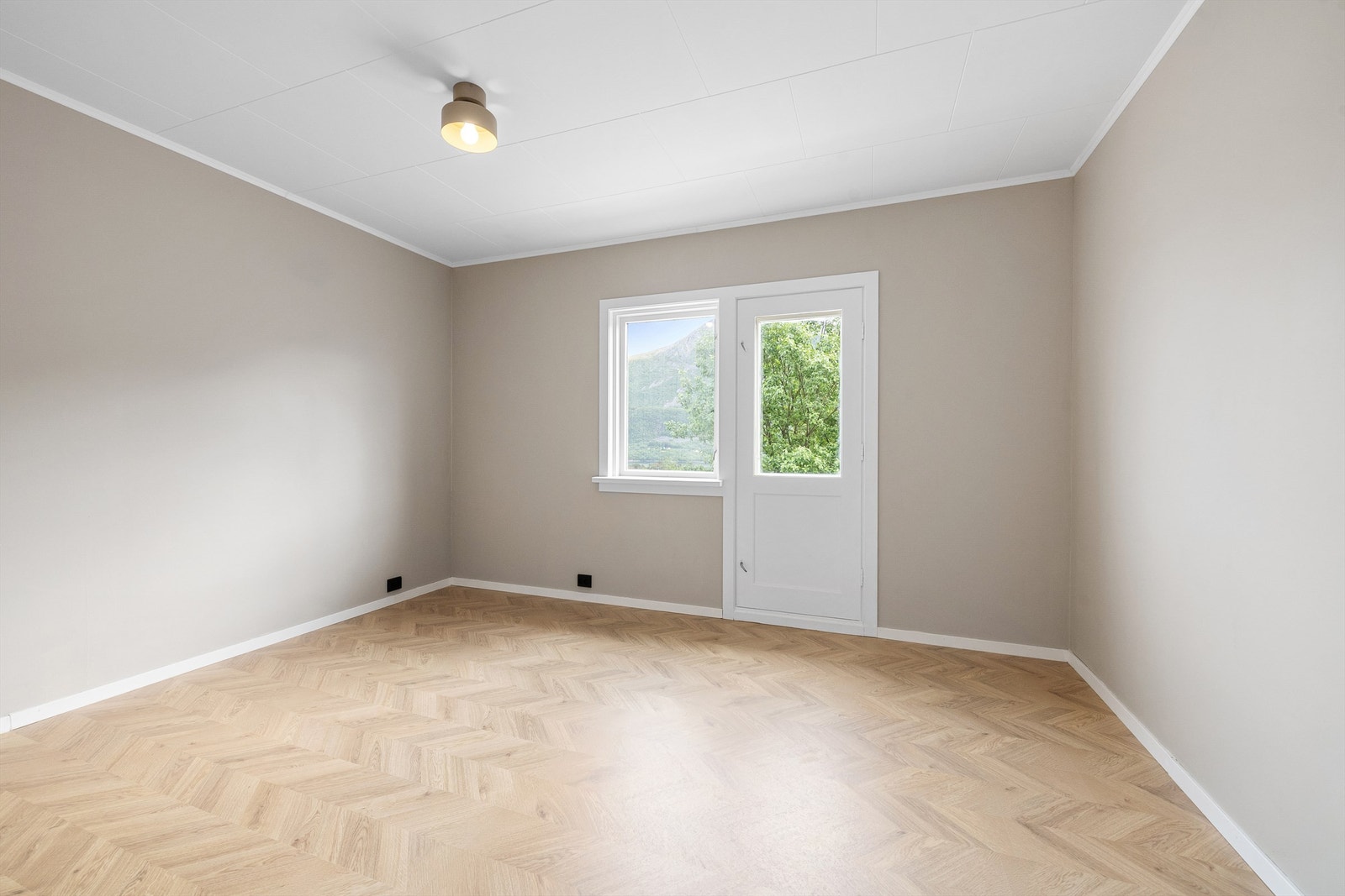 Ett av soverommene i første etasje har utgang til en østvendt balkong. Galleribilde