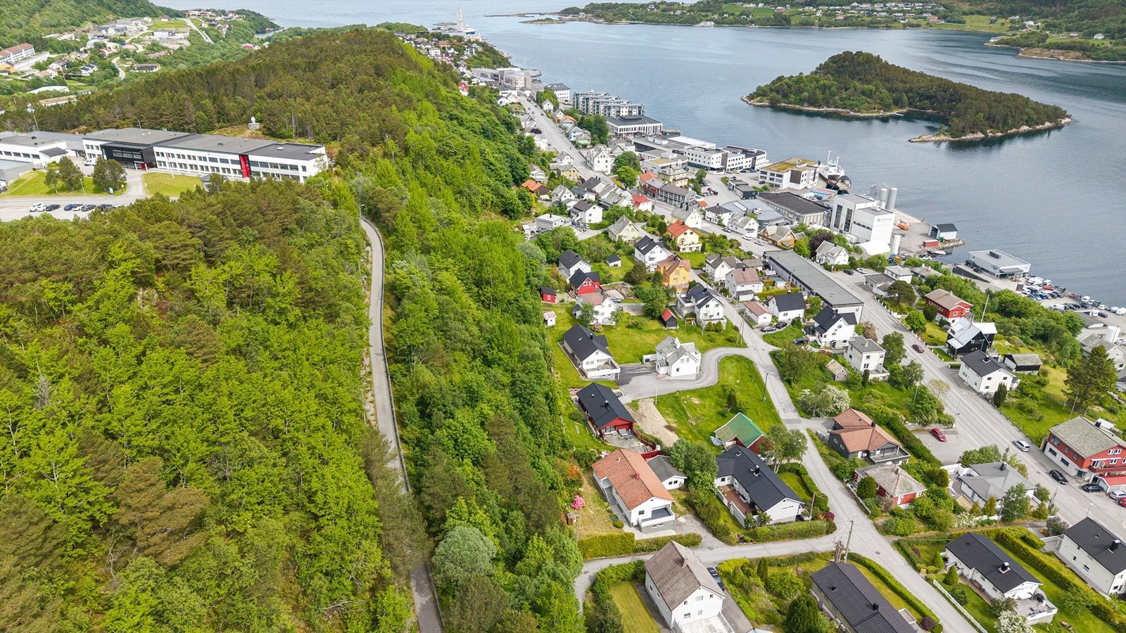 God tilknytning til offentlig transport, med busstopp for linje 230, 231, 232 og 236 kun et par minutter unna. Galleribilde