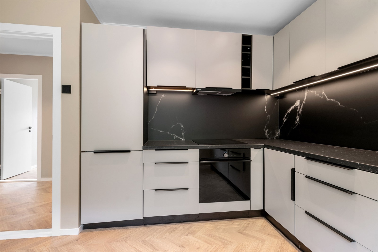 Praktiske detaljer som benkeskapsbelysning og kullfilterventilator er på plass. Galleribilde