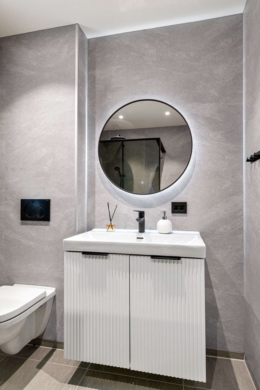 Badet i første etasje ble oppgradert i 2026 med vegghengt toalett og servantinnredning. Galleribilde