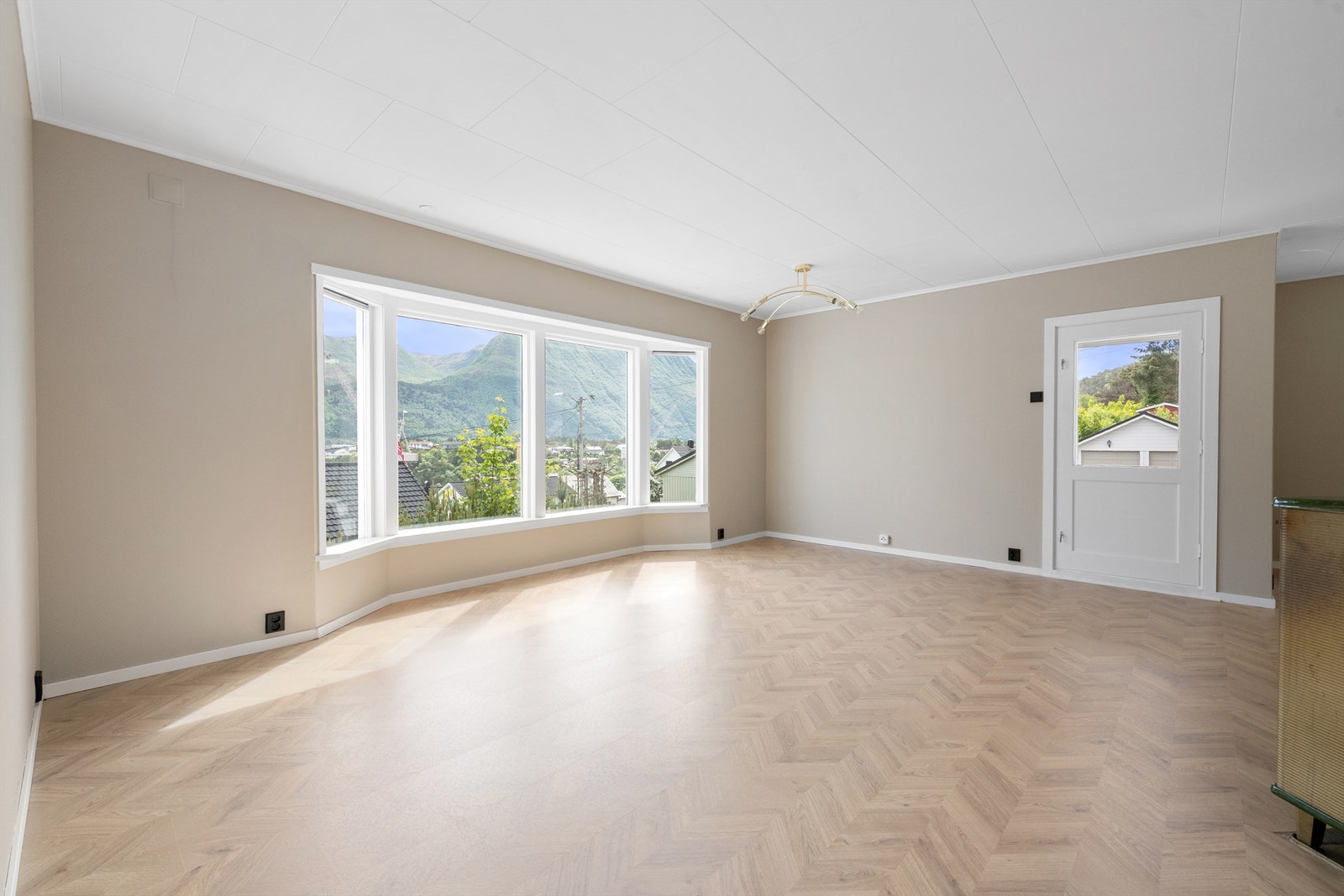 Fra stuen er det direkte utgang til en sørvendt terrasse på 16 m². Galleribilde