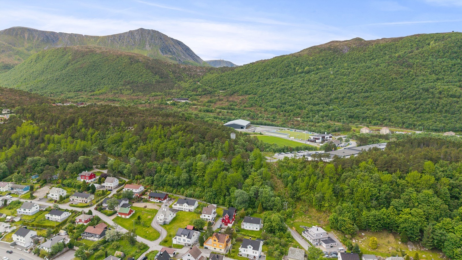 Fra boligen er det kort vei til idrettsanlegg som Brattvåg stadion og Brattvåghallen. Galleribilde