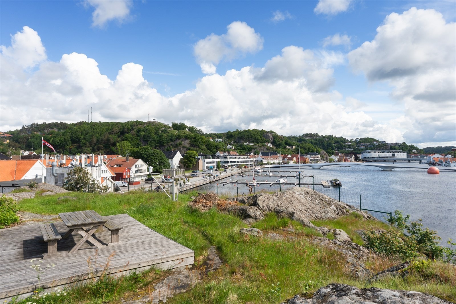 Nærområde med tilrettelagt sittegruppe Galleribilde