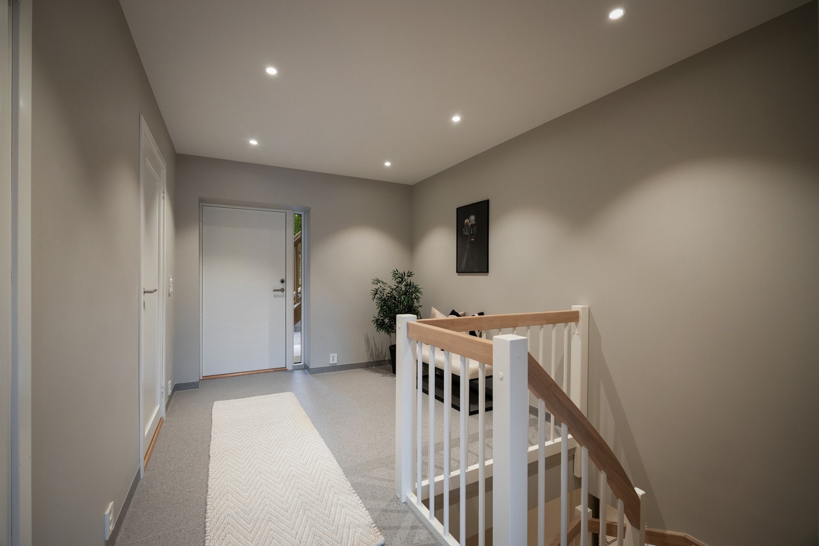 Velkommen inn! Lys entré med fin plass til å hensette sko og yttertøy. Galleribilde