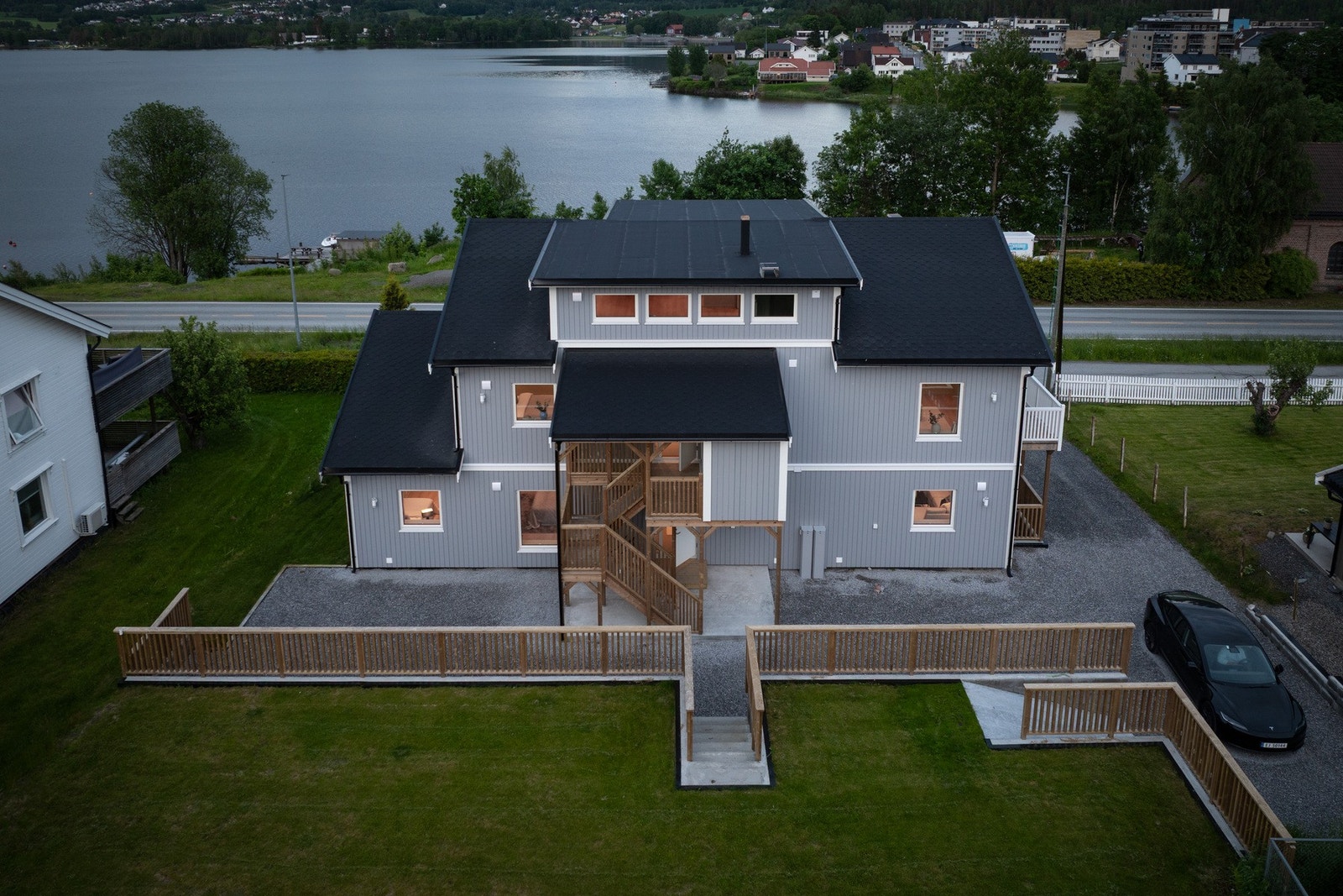 Eiendommen ligger med Randsfjorden som nærmeste nabo. Galleribilde