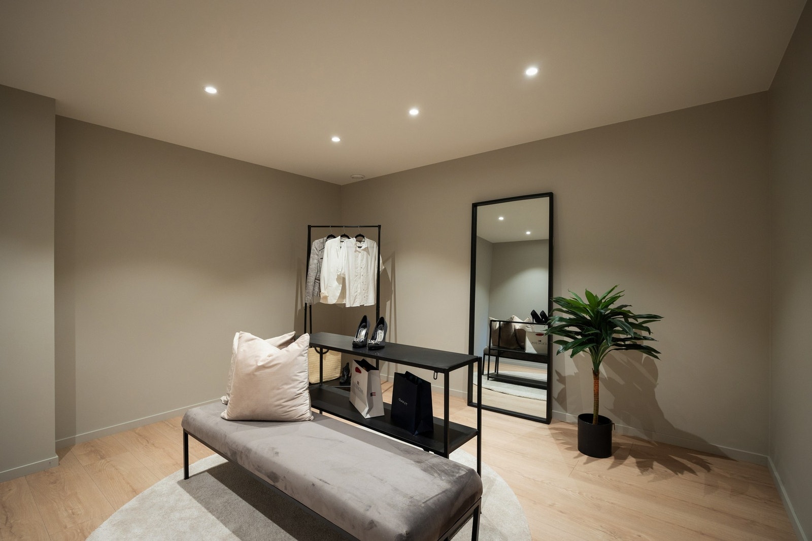 Et delikat walk-inn closet / garderoberom. Galleribilde