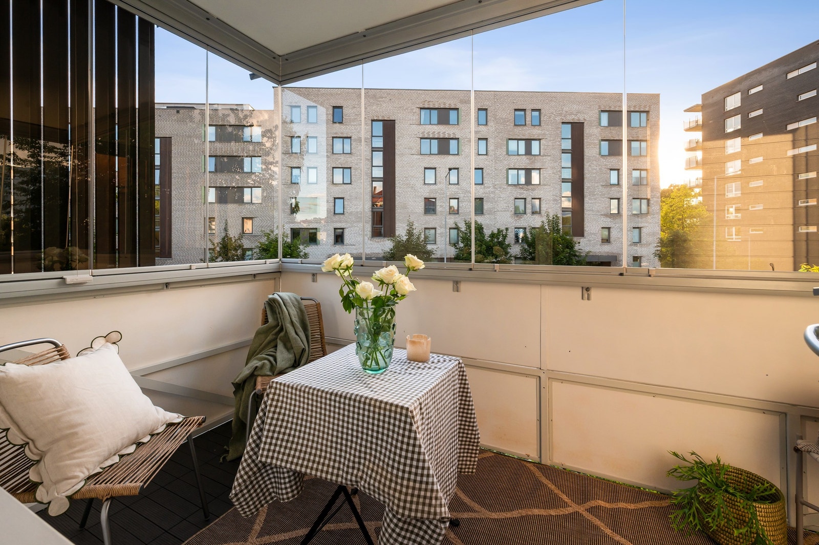Gulvet på balkongen er lagt med komposittheller, som er både slitesterkt og vedlikeholdsvennlig. Galleribilde