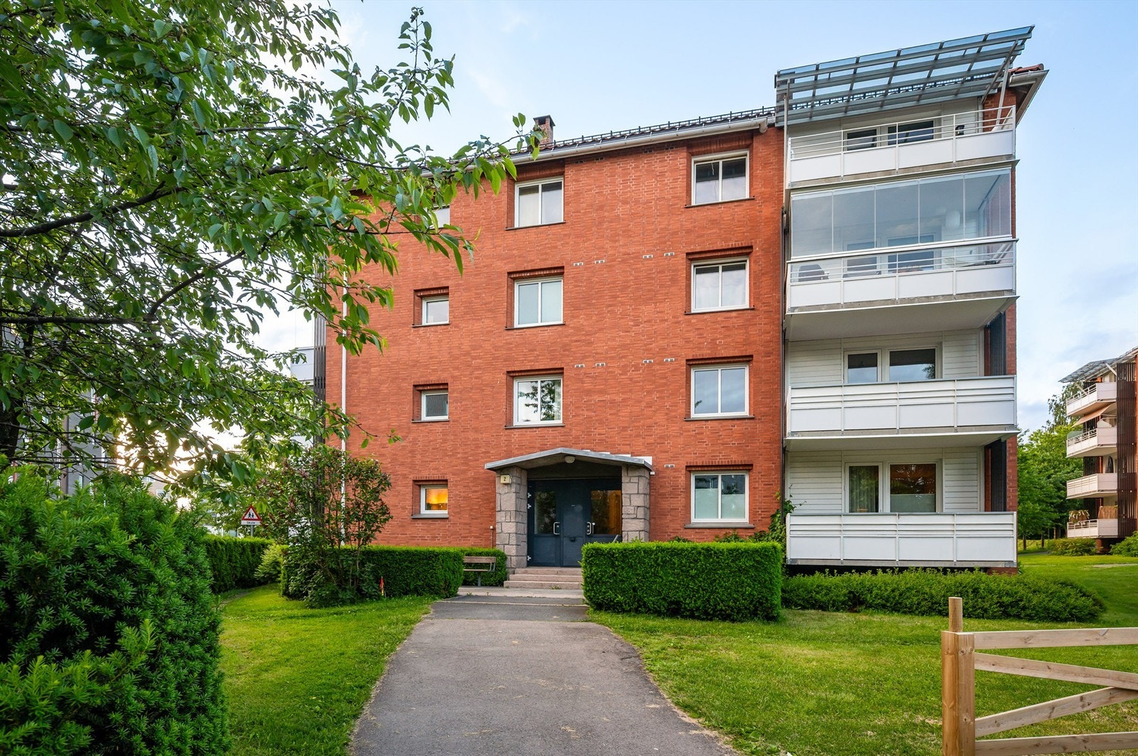 Leiligheten ligger i en klassisk teglsteinsgård fra 1954, i et veletablert og grønt boligområde med kort vei til parker og T-bane. Galleribilde