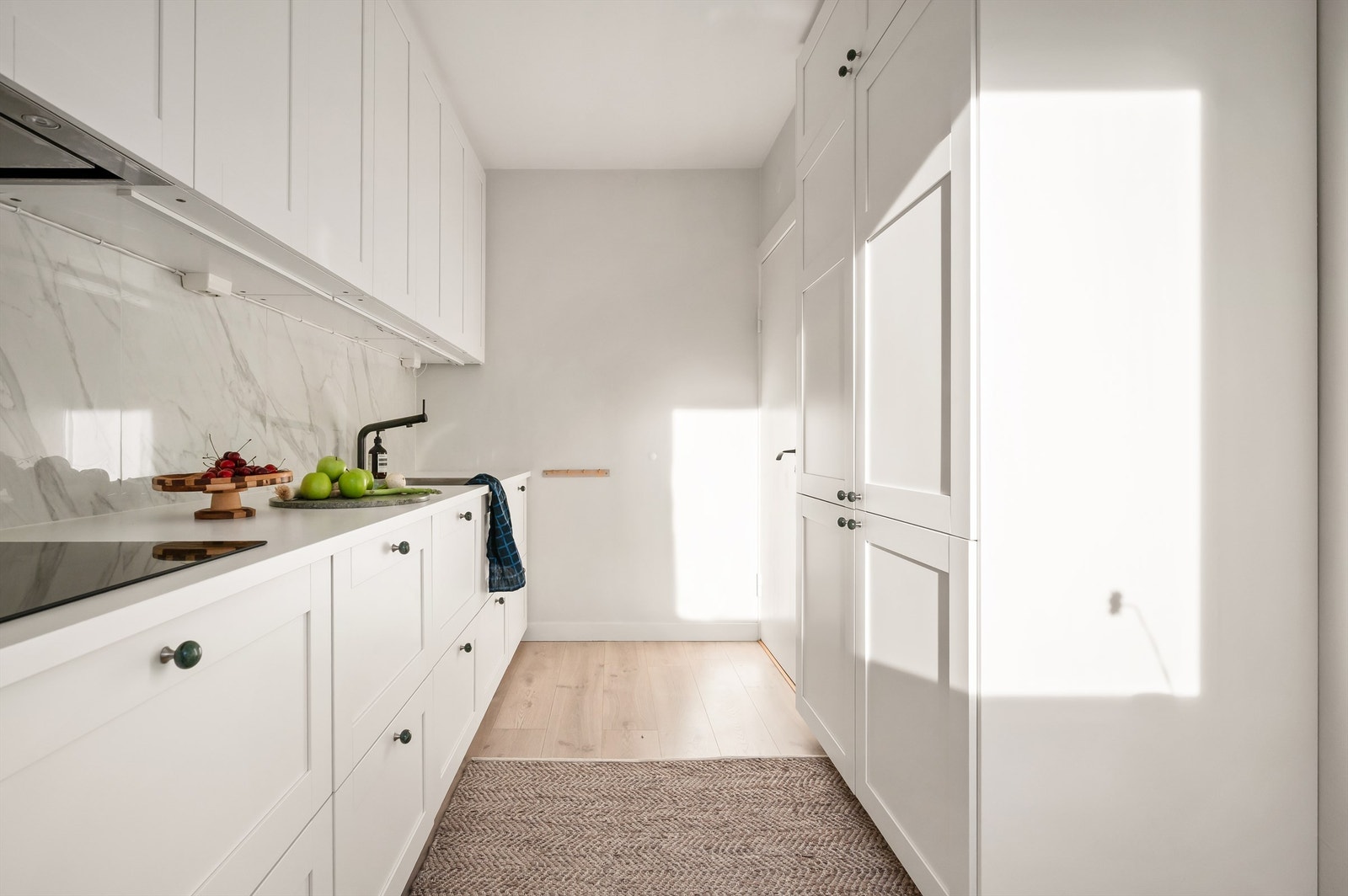 Kjøkkeninnredningen fra Ikea har profilerte fronter og en slitesterk laminatbenkeplate. Galleribilde