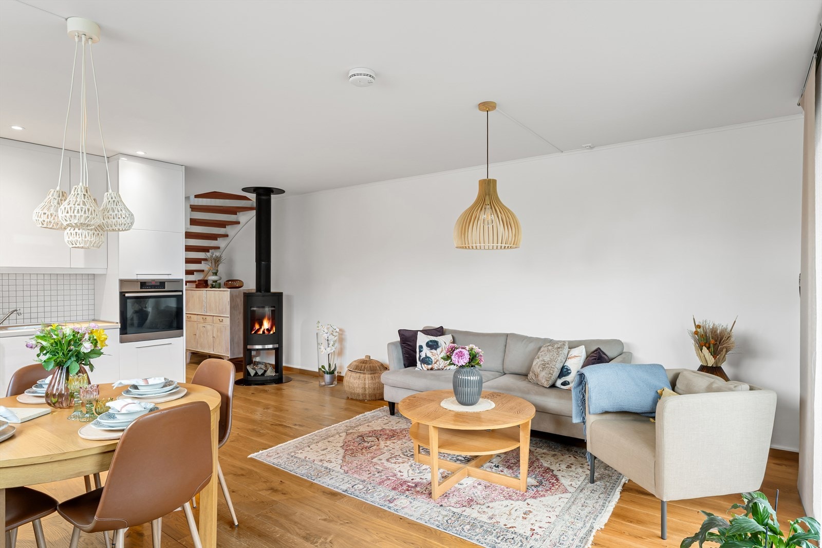 Stuen har god plass til både sofagruppe og spisebord. Vedovnen gir ekstra varme og hygge. Galleribilde