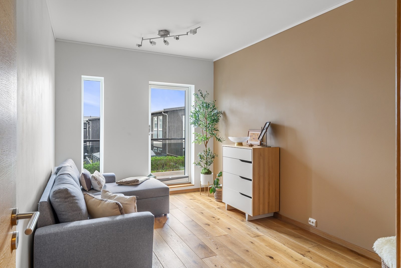 Praktisk med ekstra stue i 2 etasje som også kan brukes til soverom, alt etter behov. Galleribilde