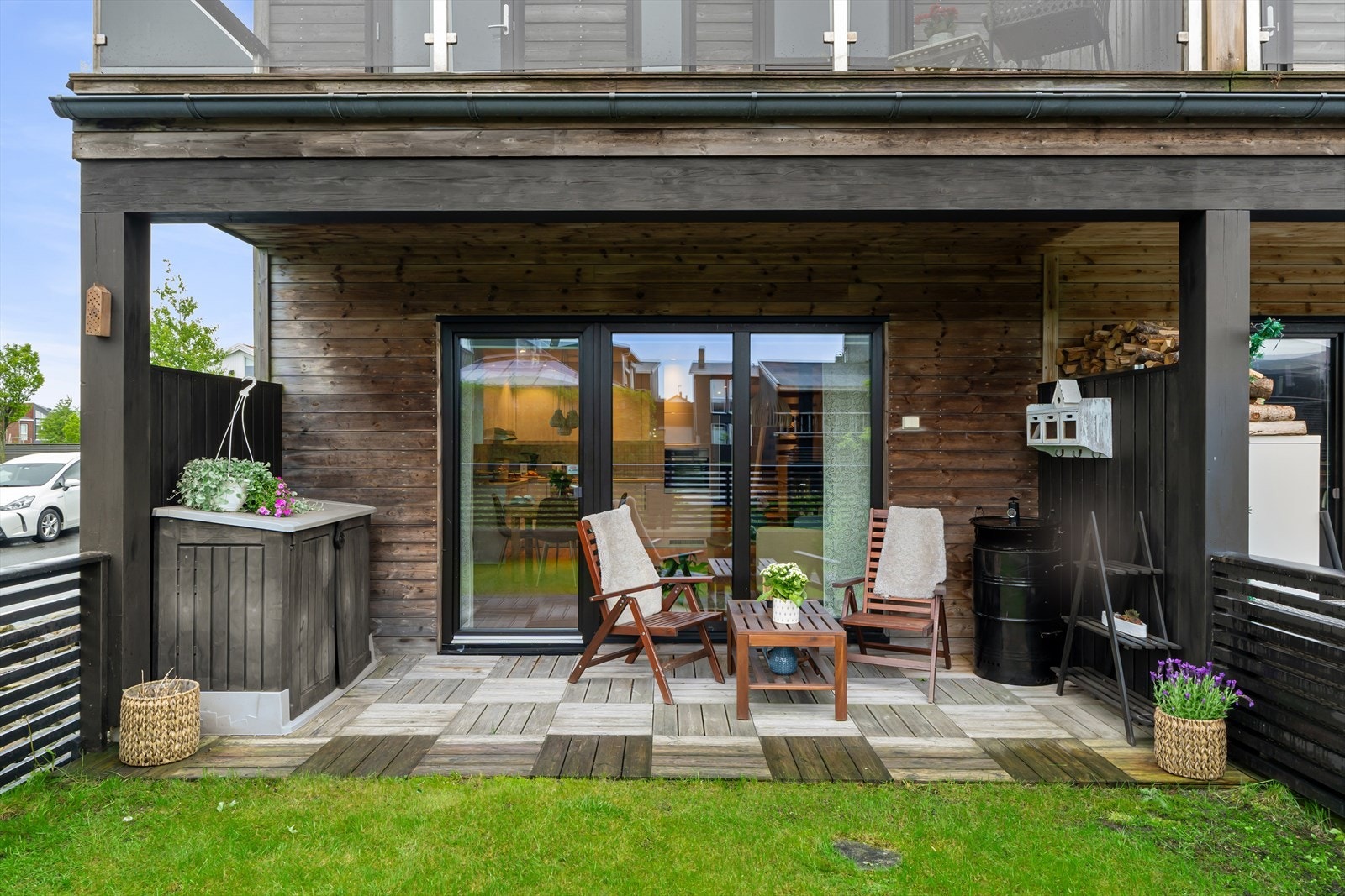 Terrassen på ca. 9 m² med god plass til en sittegruppe til å nyte solen. Galleribilde
