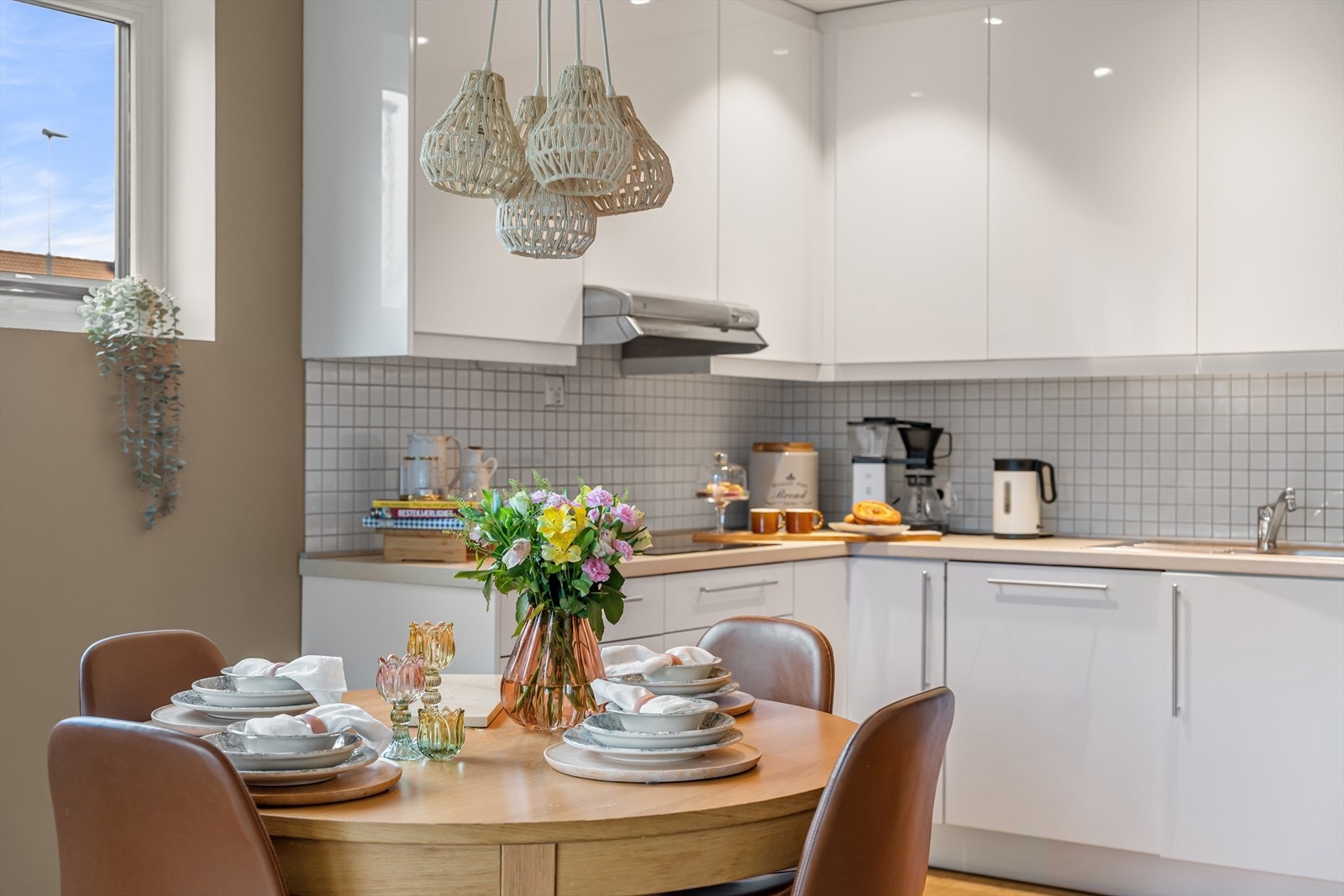 Det er god plass til en hyggelig spiseplass ved kjøkkenet. Galleribilde