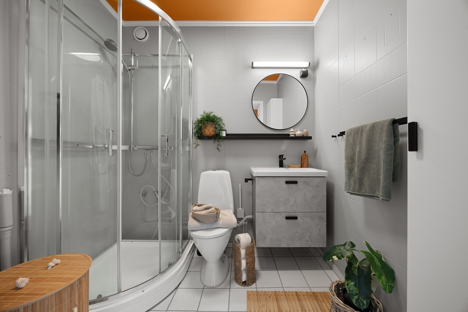 Badet har en praktisk og funksjonell utforming med flislagt gulv og malte overflater. Galleribilde