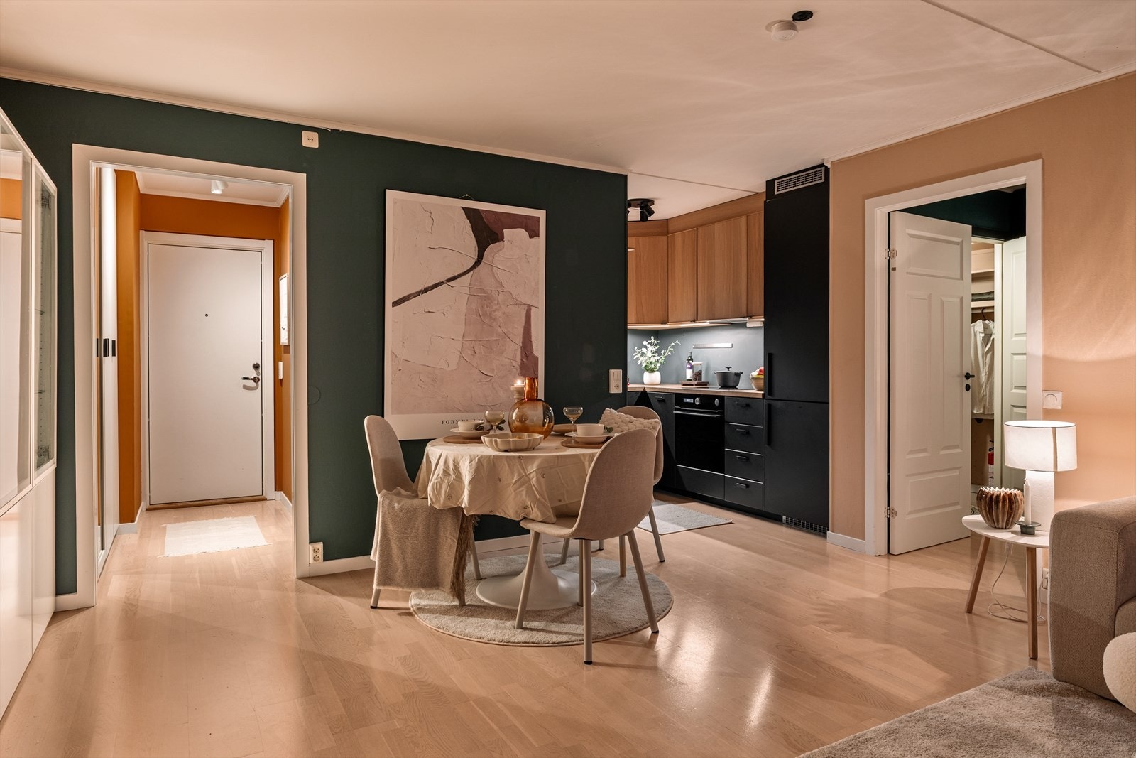 Stuen har en naturlig og hyggelig sone for spisebord, perfekt for både hverdagsmiddager og sosiale sammenkomster. Galleribilde