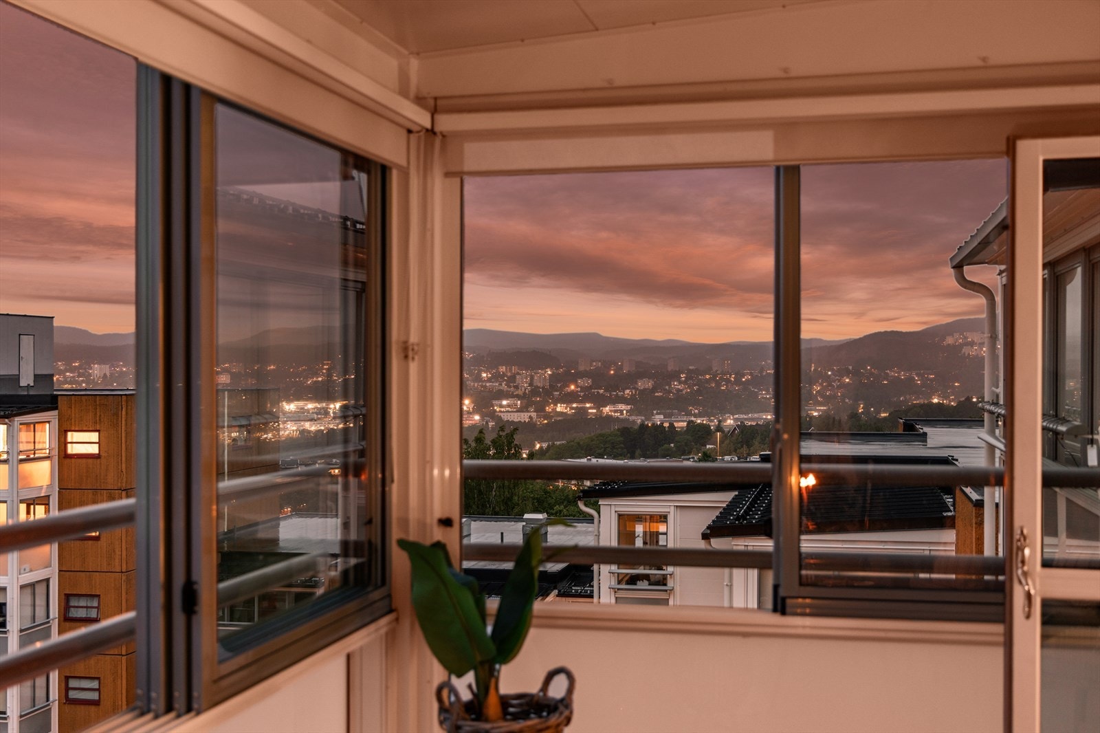 Nyt en fantastisk utsikt over Oslo og nærområdet fra den innglassede balkongen. Galleribilde