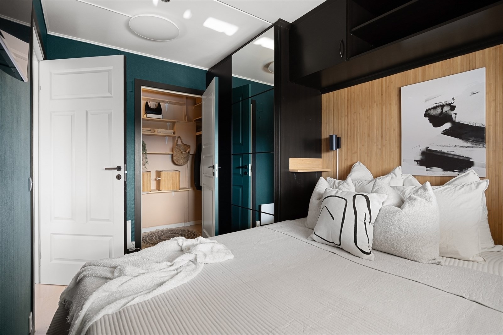 Fra soverommet er det adkomst til et praktisk walk-in closet/garderom som byr på svært gode oppbevaringsmuligheter. Galleribilde