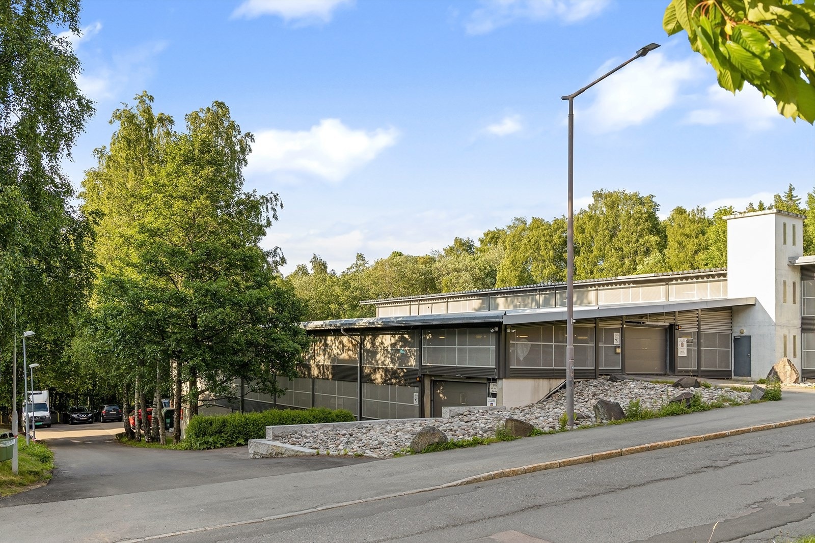 Boligen har kort gangavstand gjesteparkering og garasje, som kan leies. Galleribilde