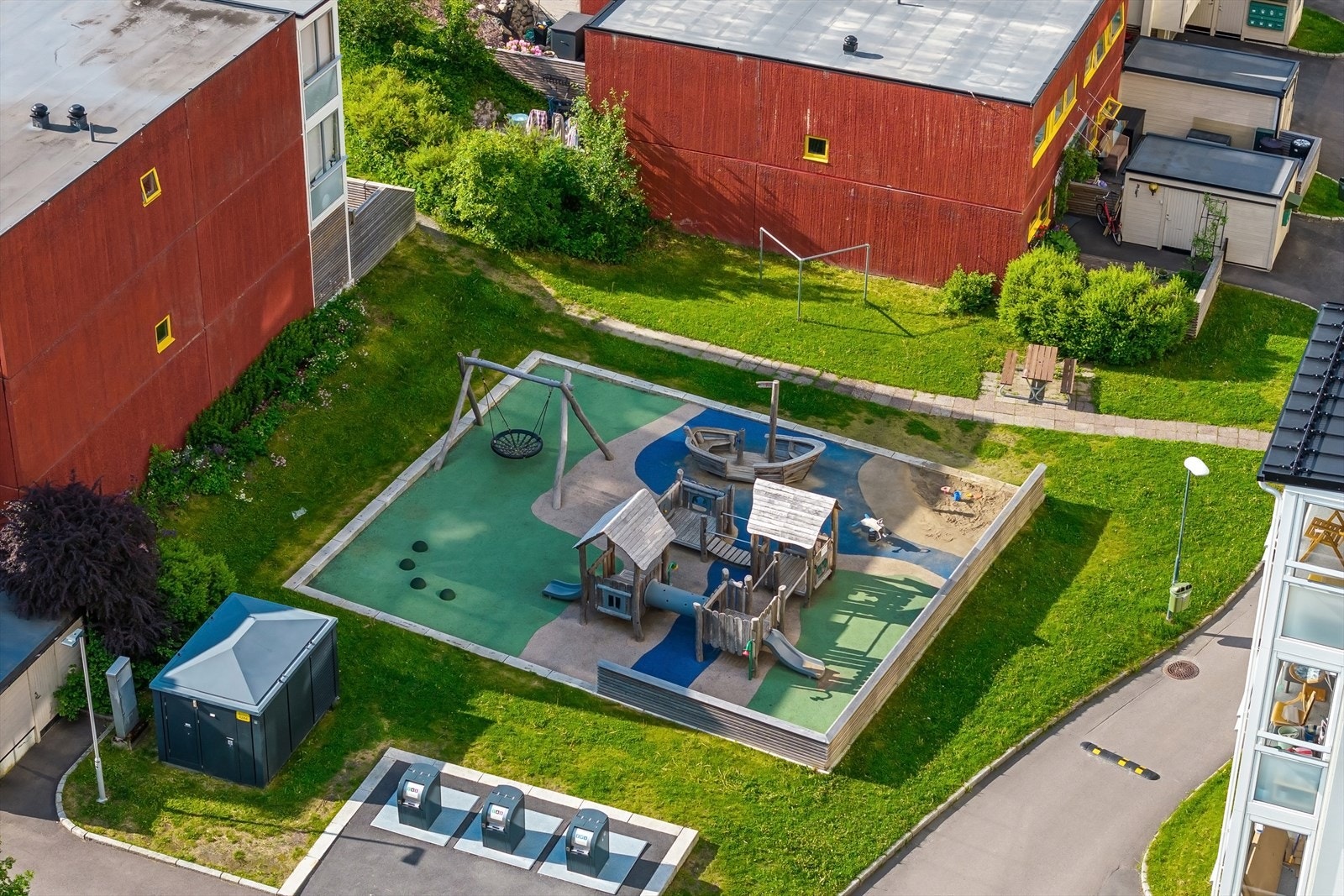 Borettslaget byr på gode fellesarealer med lekeplass for de minste. Galleribilde