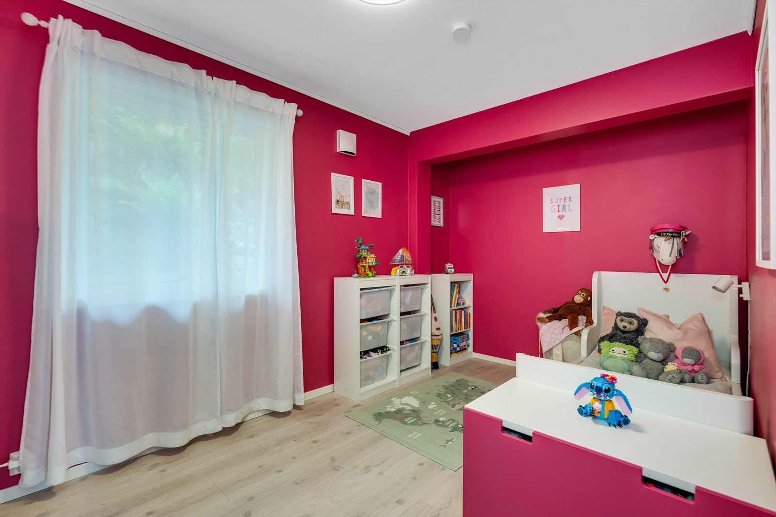 Husets andre soverom er av god størrelse og gir god plass for seng, garderobe og barnelek. Galleribilde