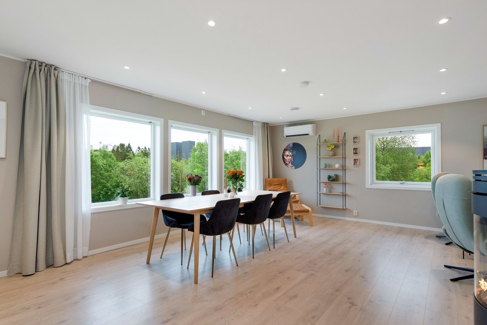 Det er også fint plass for stort spisebord med god plass for både familie og venner til middagsbesøk. Galleribilde