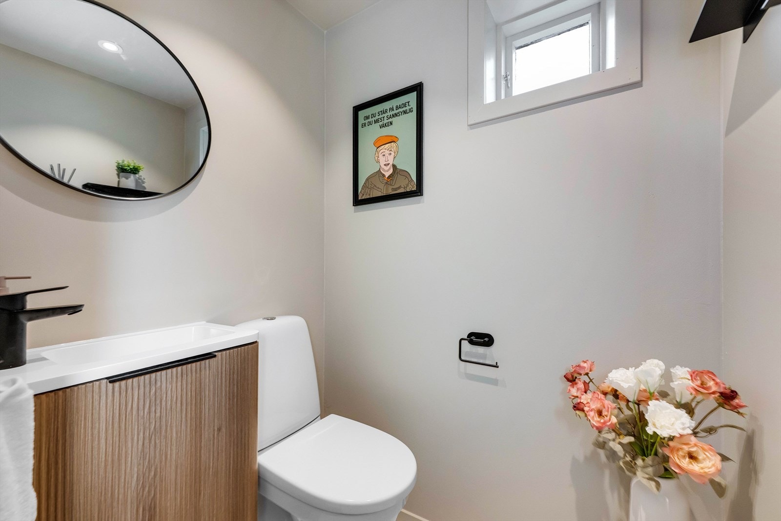 Her i underetasjen er det også et enkelt wc med frittstående toalett og servant. Galleribilde