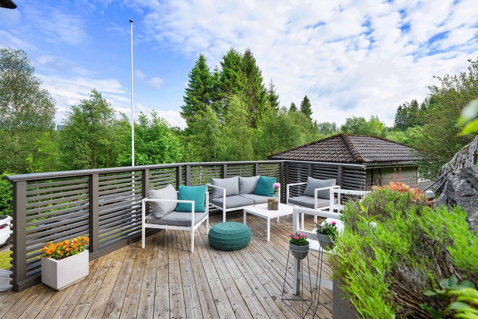 Her har man en romslig tomt på over 1,3 mål, med hage, gangstier, forstøtningsmurer, gårdsrom for parkering og romslig terrasse. Galleribilde