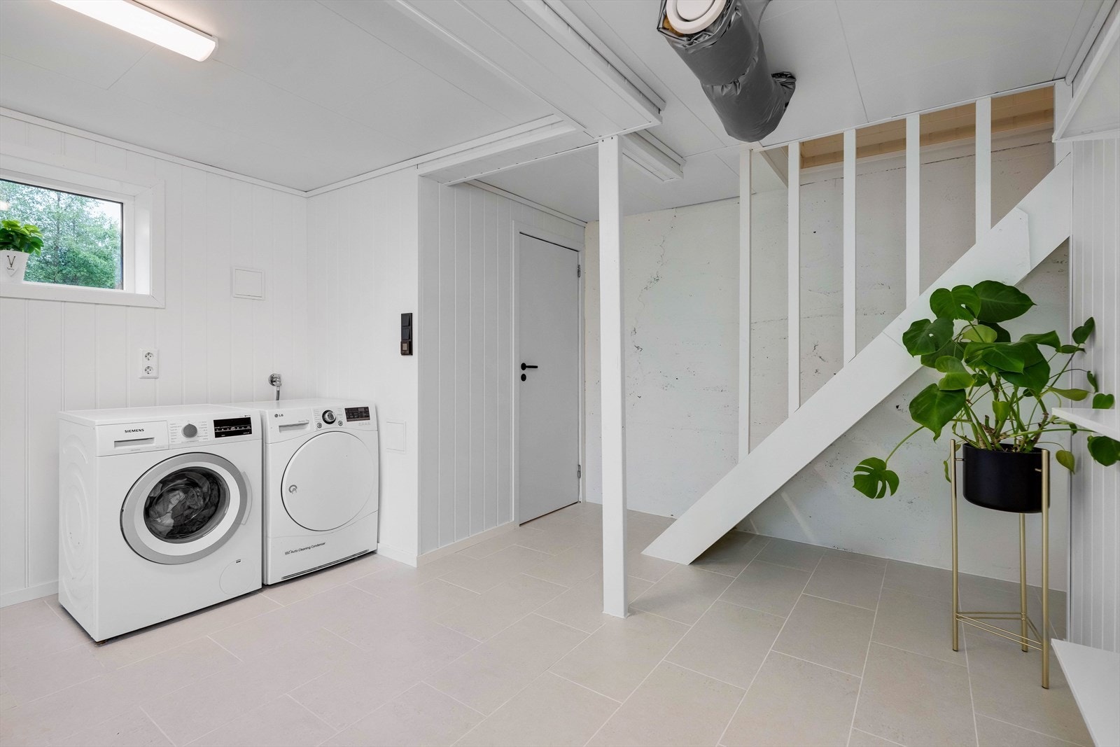 Her har man opplegg for vaskemaskin og tørketrommel samt oppbevaring av stort og smått. Galleribilde