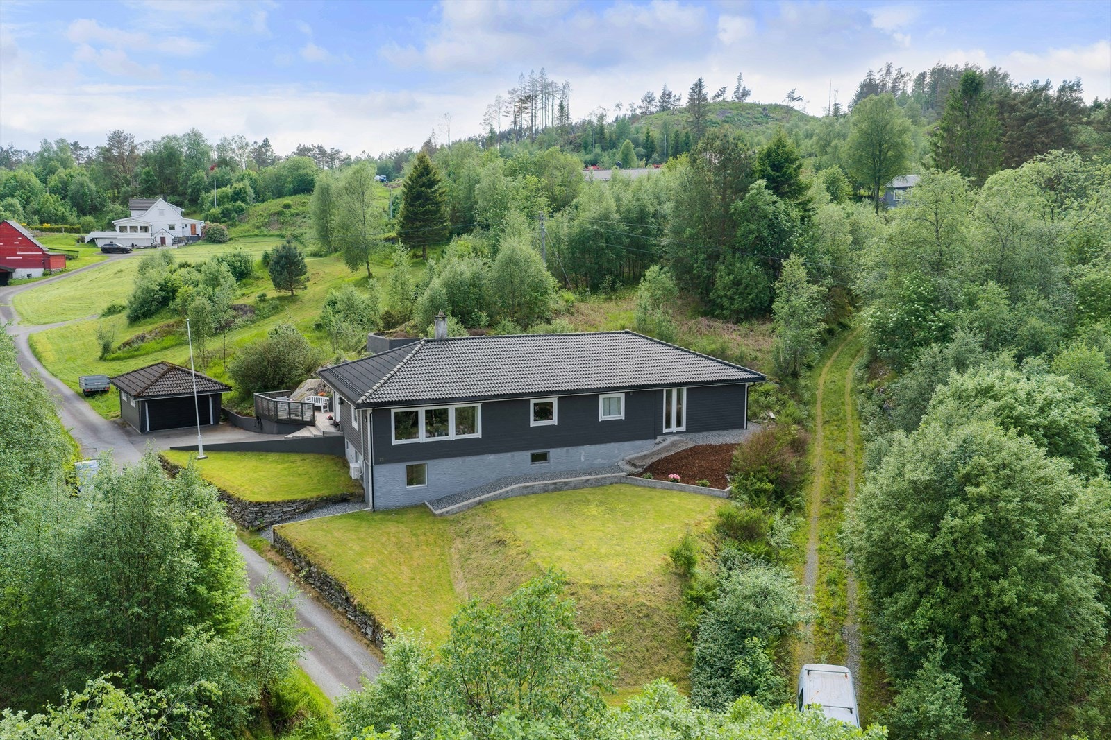 Hjertelig velkommen til visning i Dalstøvegen 25! Eiendommen presenteres av Eiendomsmegler Norge v/Hans Petter Midbrød. Galleribilde