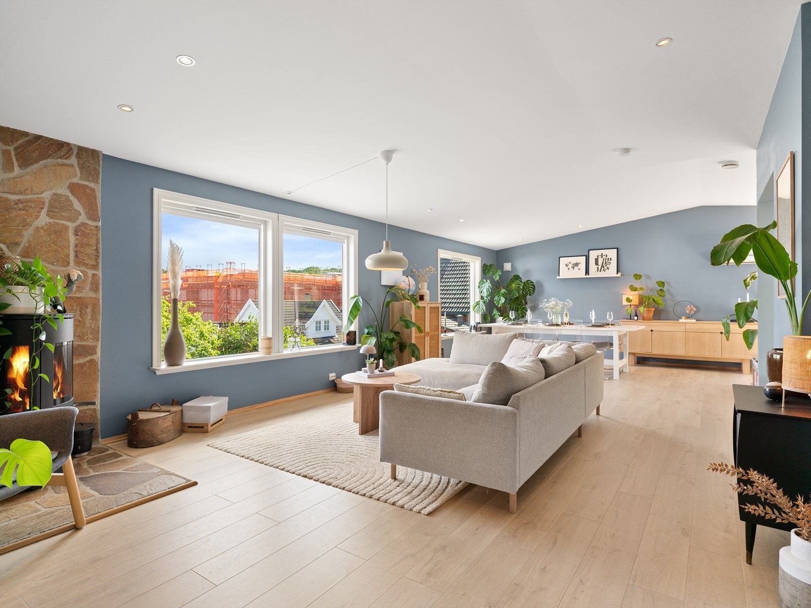 Store vinduer i stuen slipper inn rikelig med naturlig lys. Galleribilde
