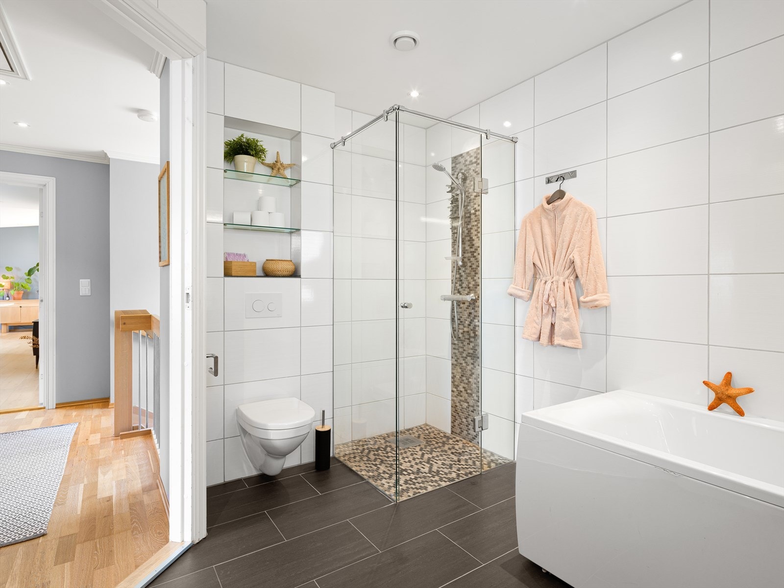 Badet i første etasje er utstyrt med både badekar og et separat dusjhjørne. Galleribilde