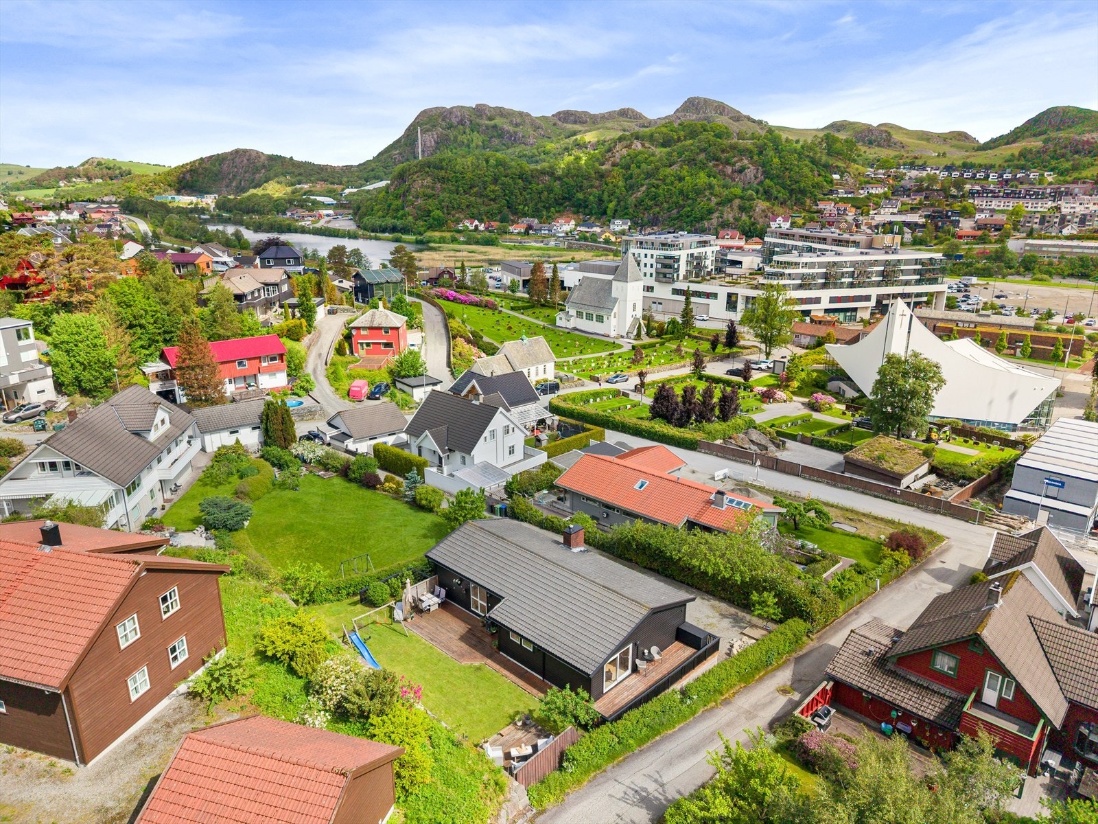 Det er kun få minutters gange til sentrum med servicetilbud som Alti Ålgård og Norwegian Outlet. Galleribilde