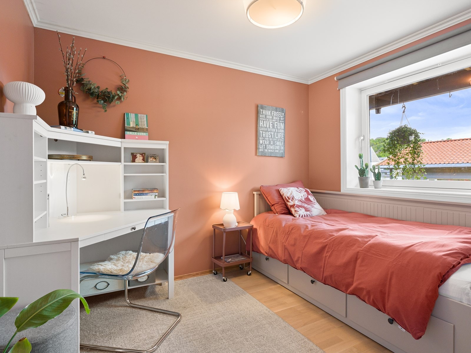 Et lunt og hyggelig soverom, perfekt som barnerom eller kontor. Galleribilde