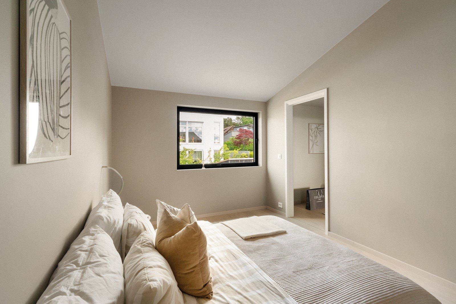 Romslig hovedsoverom med behagelig lysinnslipp og eget walk- in closet Galleribilde