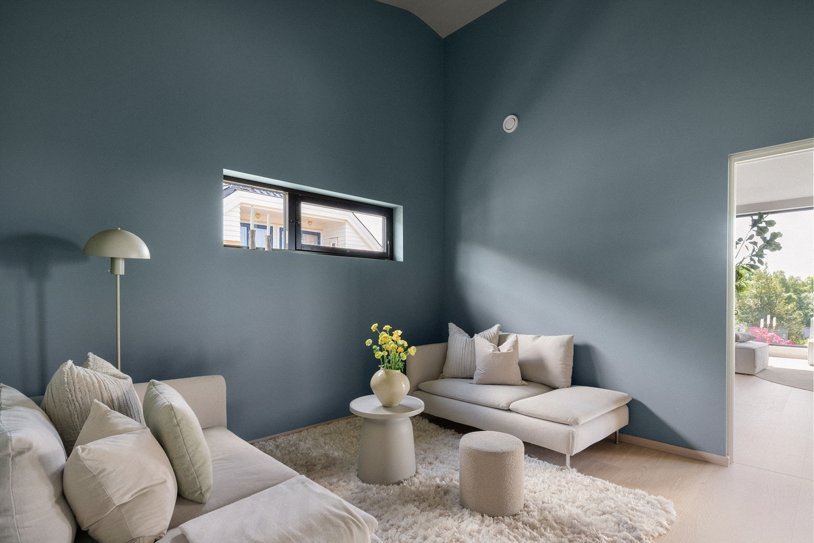 Lun og innbydende stue med god plass til sofagruppe og fleksible bruksmuligheter for hele familien. Galleribilde