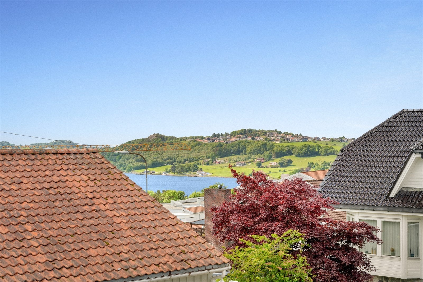 Flott utsikt fra terrasse og bolig Galleribilde