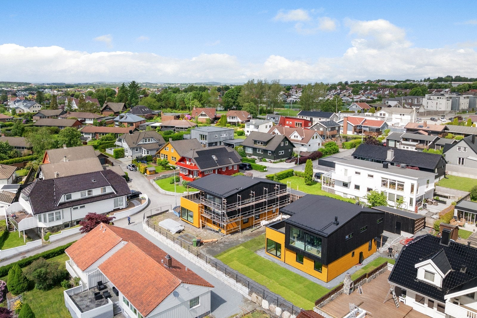 Å bo på Gosen gir en hverdag med nærhet til det meste - her kombineres rolige omgivelser med enkel tilgang til både byliv, natur og praktiske fasiliteter. Galleribilde