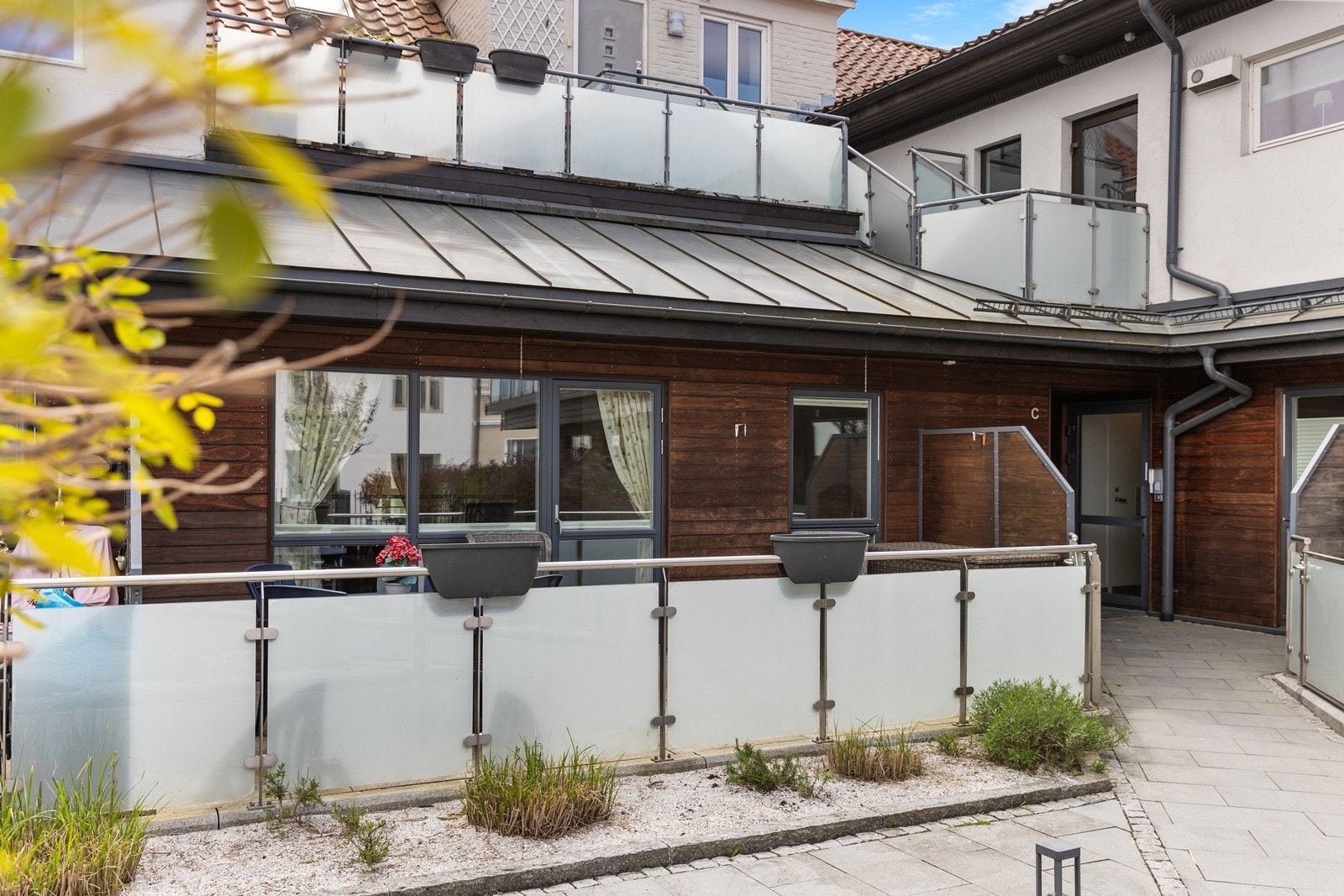 Fra den øvre stuen har du utgang til flislagt terrasse på 17 kvm med glassrekkverk og LED downlights. Galleribilde