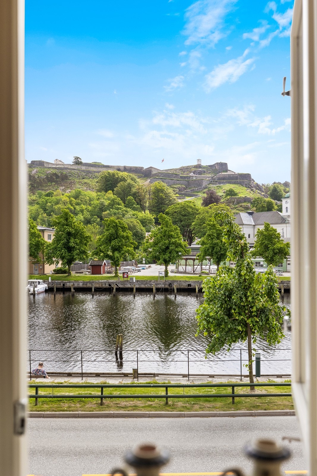 Fra stue og fra hovedsoverommet har du flott utsikt mot elven Tista og Fredriksten festning. Galleribilde