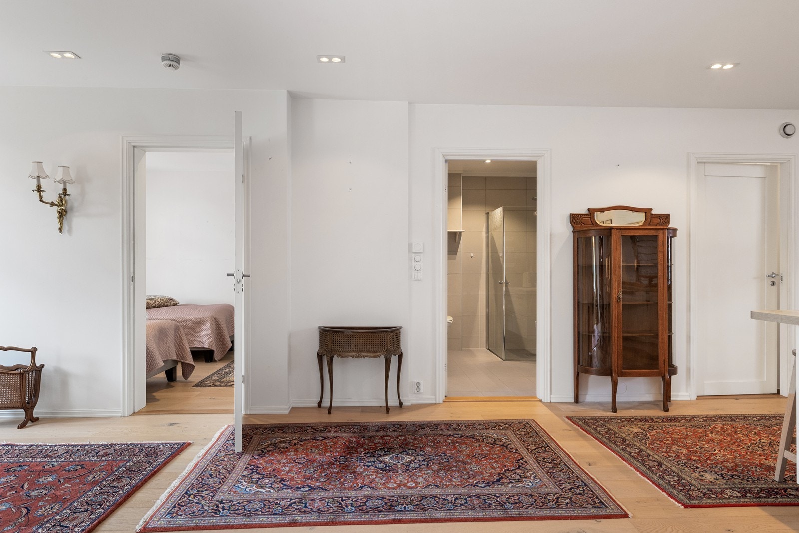 Leiligheten varmes opp med vannbåren gulvvarme i alle rom, tilknyttet Nibe varmepumpe med vannbåren gulvvarme, varmtvann og balansert ventilasjon med varmegjenvinning. Galleribilde
