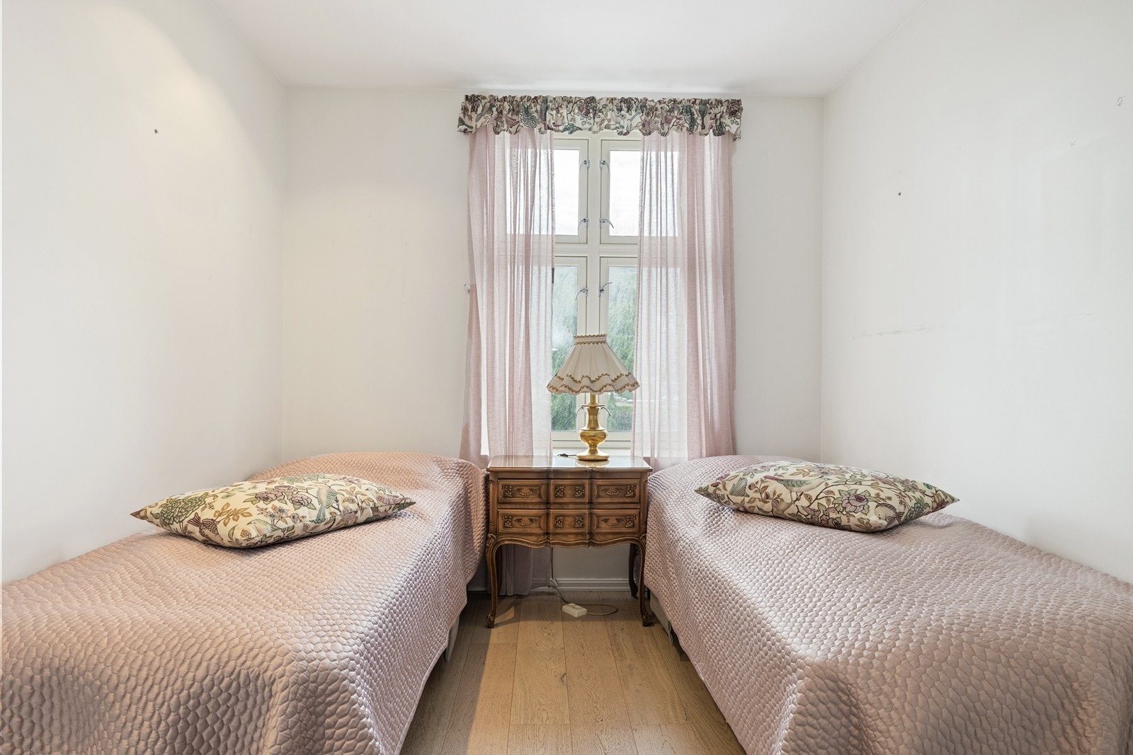 Hovedsoverommet på nedre plan har enstavs parkett på gulv og malt gips på vegger. Malt gips i tak med LED downlights. Stor skyvedørsgarderobe. Her våkner du opp til en flott utsikt mot elven Tista og Fredriksten festning. Galleribilde