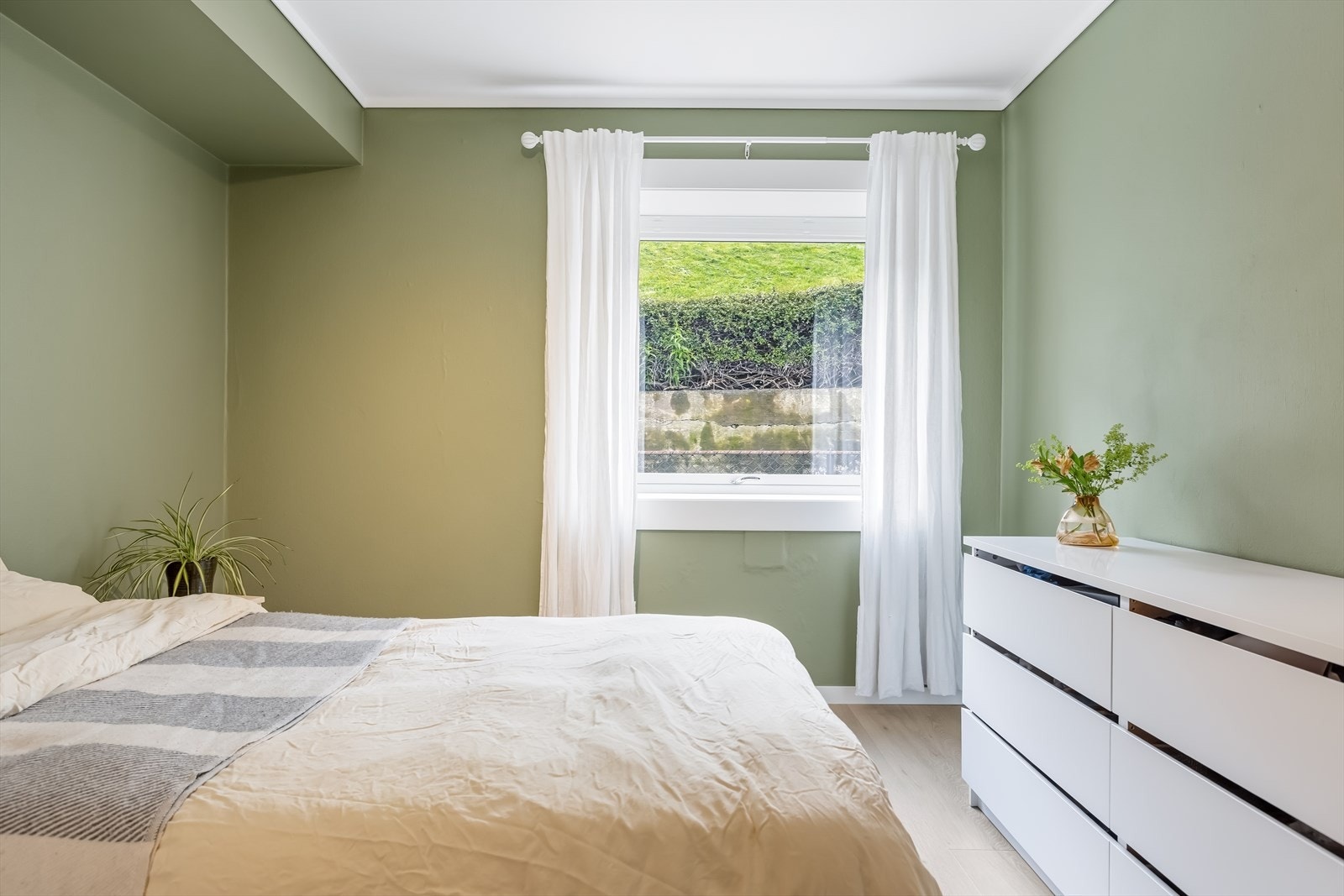 Laminatgulvet fra 2019 er gjennomgående fra stuen og gangen, og skaper en helhetlig stil. Galleribilde