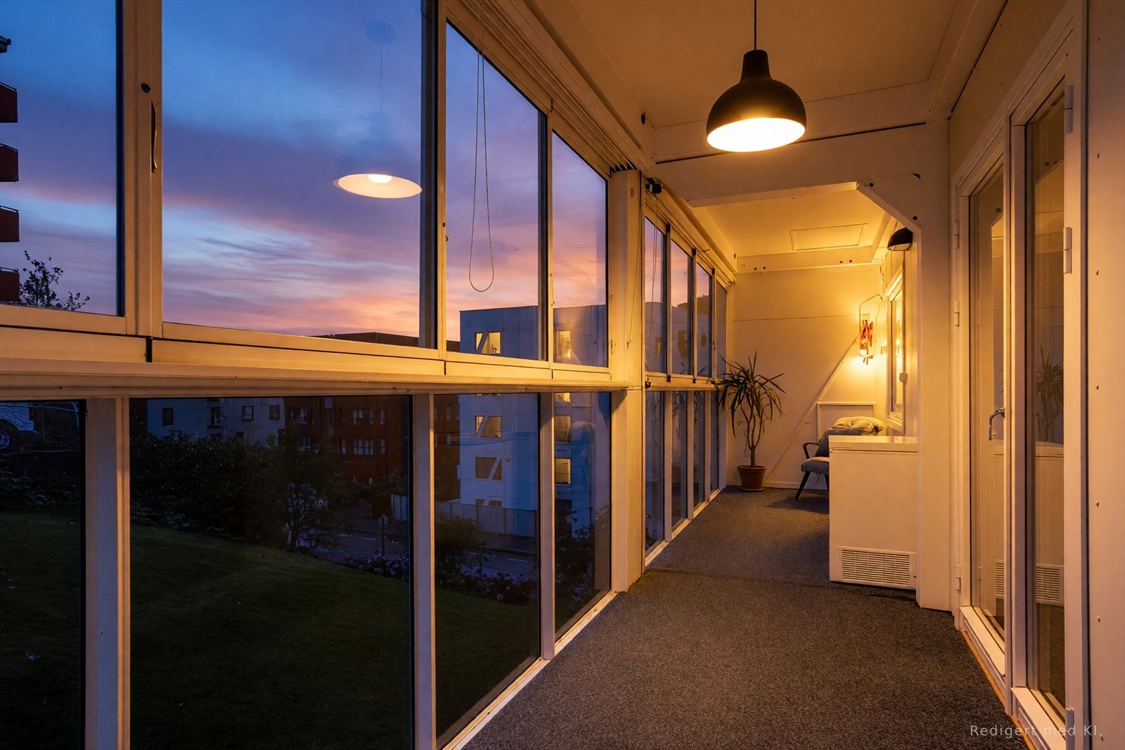 Stor balkong som kan nytes store deler av året, perfekt for både lune høstkvelder og solrike, late sommerdager. Galleribilde