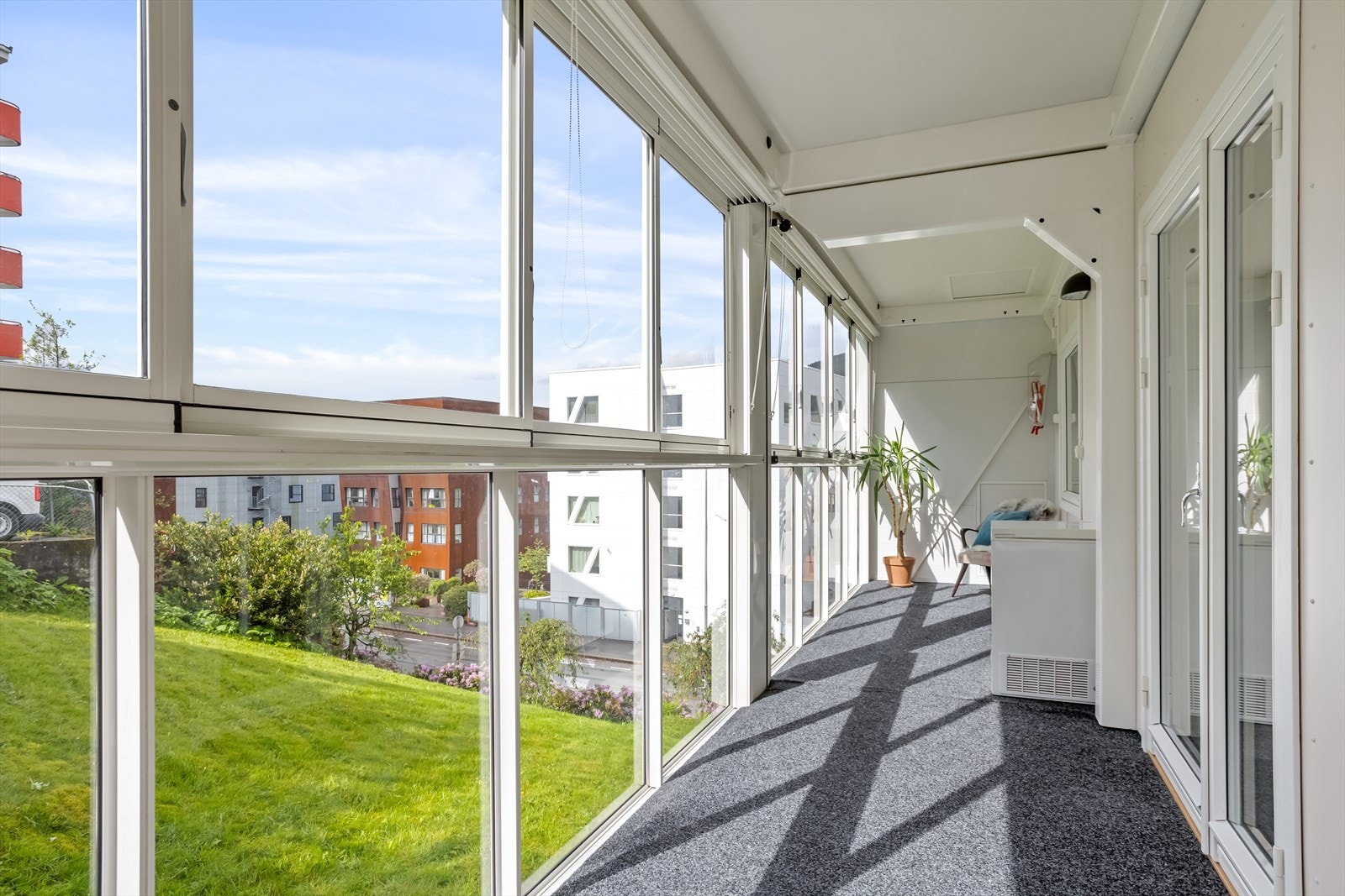 Balkongen er på hele 14,6 m² og gir rikelig med plass til møblering. Galleribilde