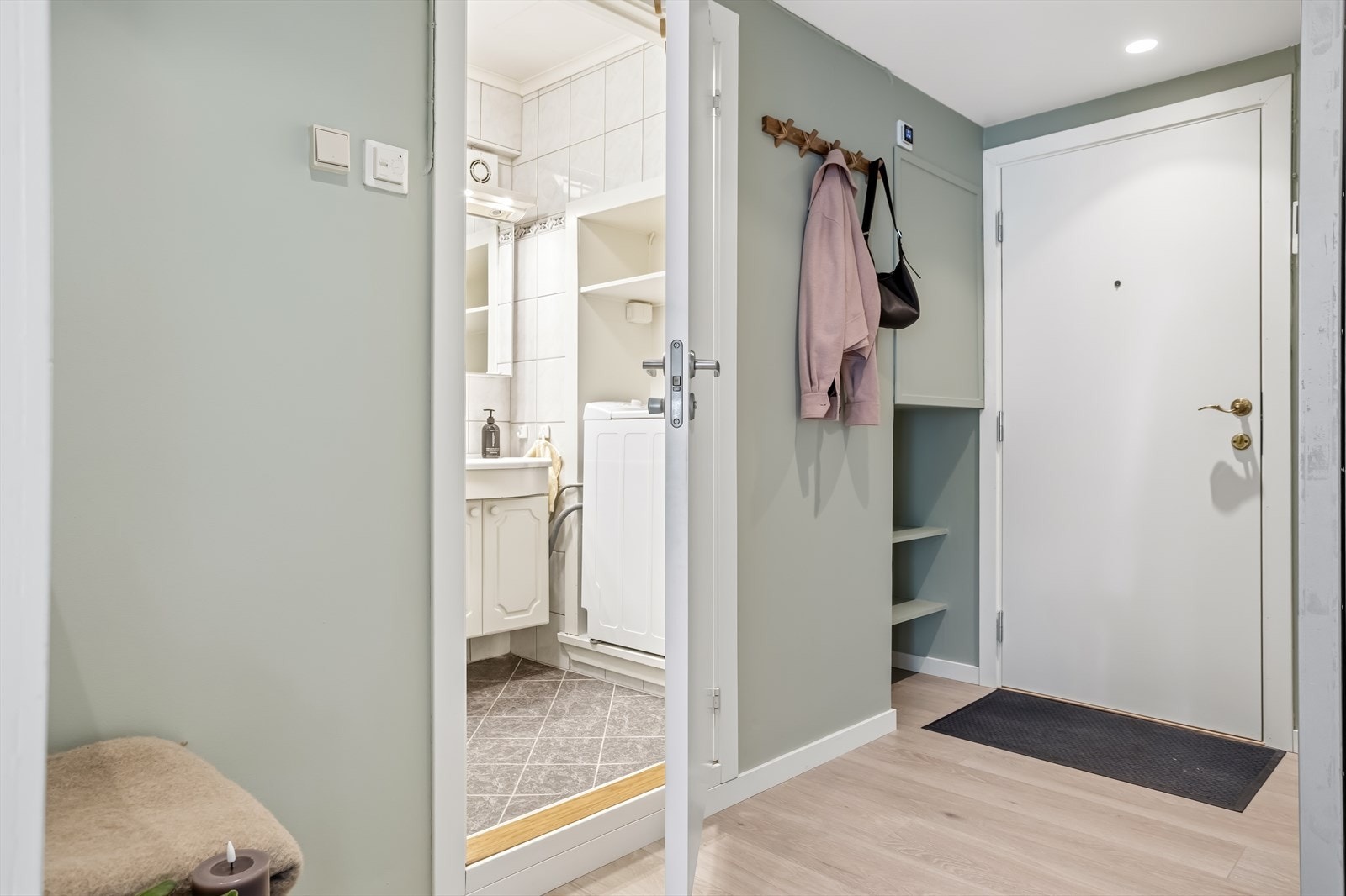 Entreen som ønsker deg velkommen inn har plass til å henge fra seg yttertøy og plassere fottøy. Galleribilde