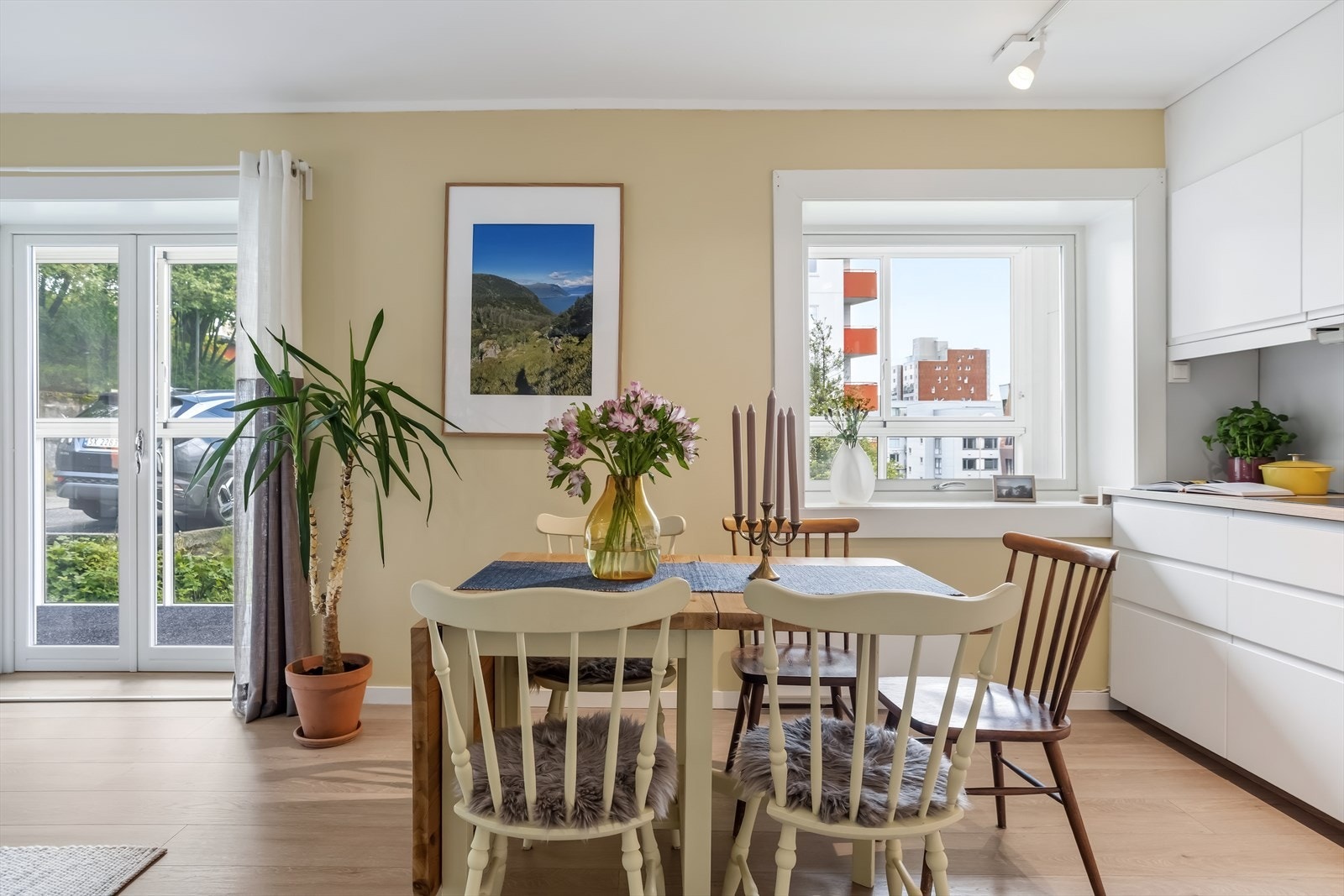 Store vindusflater slipper inn godt med naturlig lys og gir rommet en lys og luftig følelse. Galleribilde