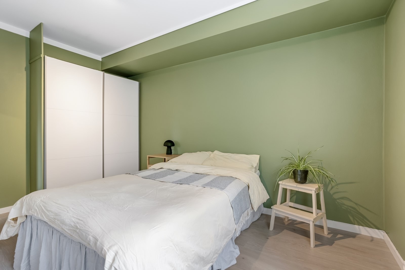 Rommet er innredet med en romslig skyvedørsgarderobe for effektiv oppbevaring. Galleribilde