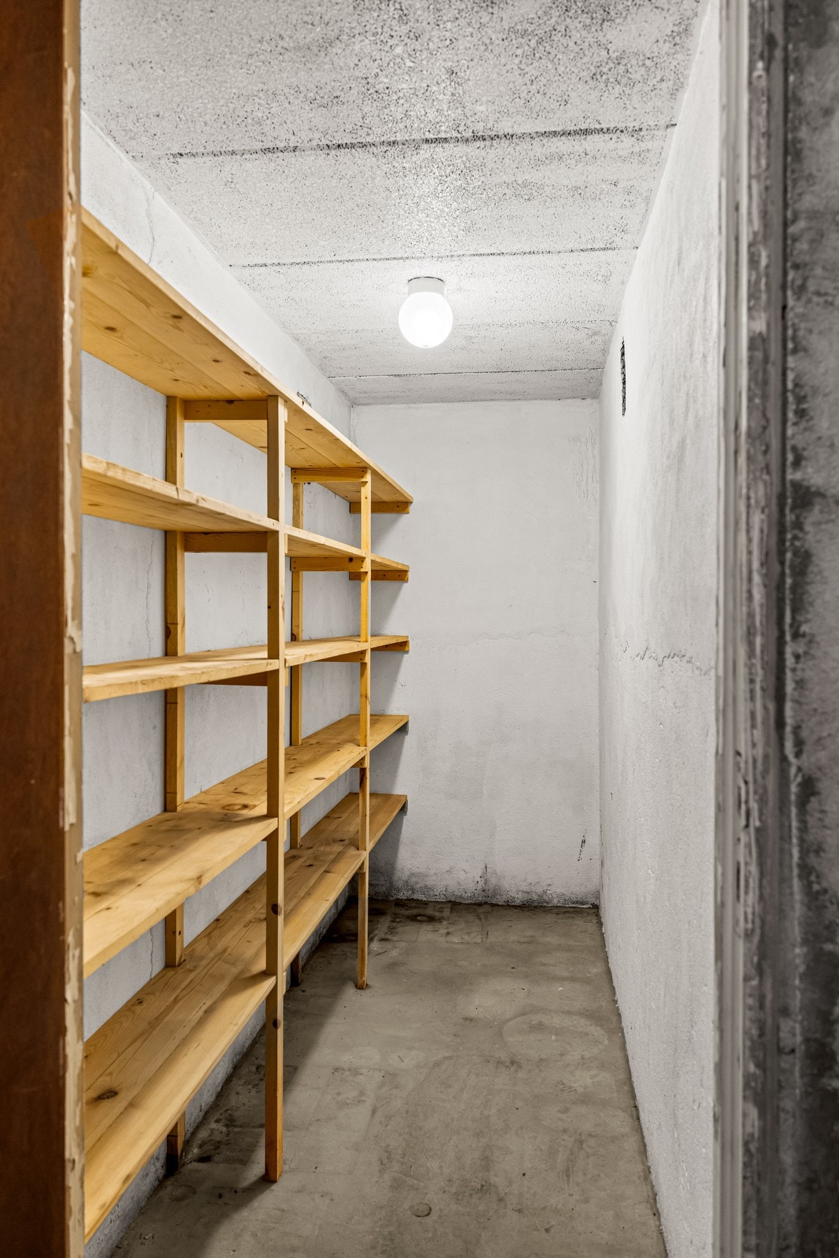 Kjelleretasjen utgjør et betydelig tilleggsareal til boligen og byr på gode lagringsmuligheter for både små og store husholdninger. Galleribilde